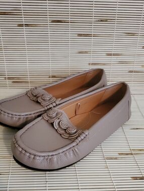 Alexis Bendel 8.5 Women's Taupe Floral Accent Moccasin Loafers